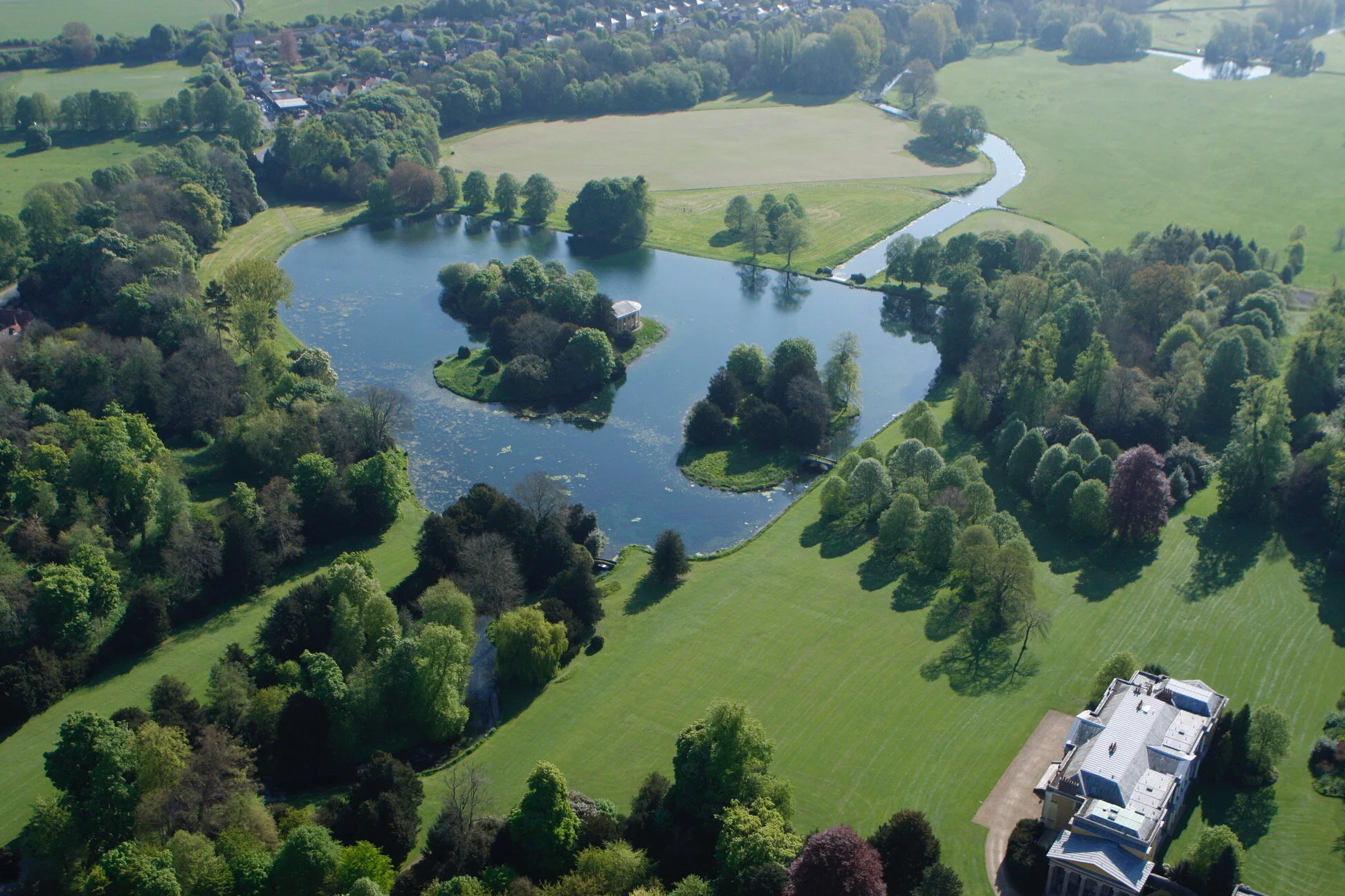 Read more about the article LOCAL Maidenhead ON TIME TAXI to HIGH WYCOMBE – Reliable and Comfortable Travel Made Easy