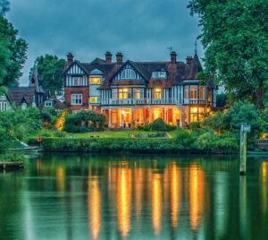 Read more about the article Ontime Taxis Maidenhead: Reliable Travel When Every Minute Matters